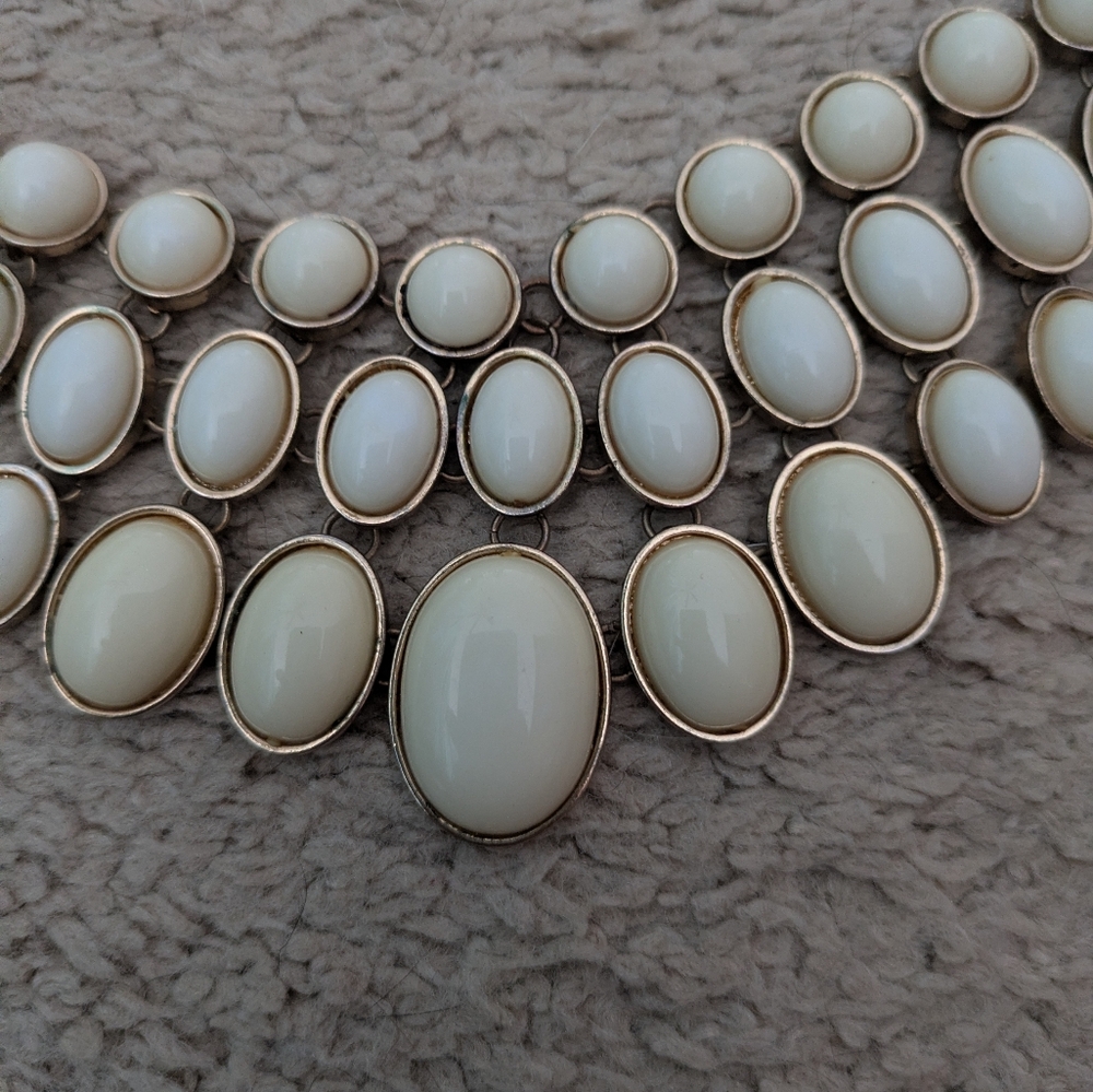 Classic Cream Statement Necklace - Unbranded - Picture 2 of 3